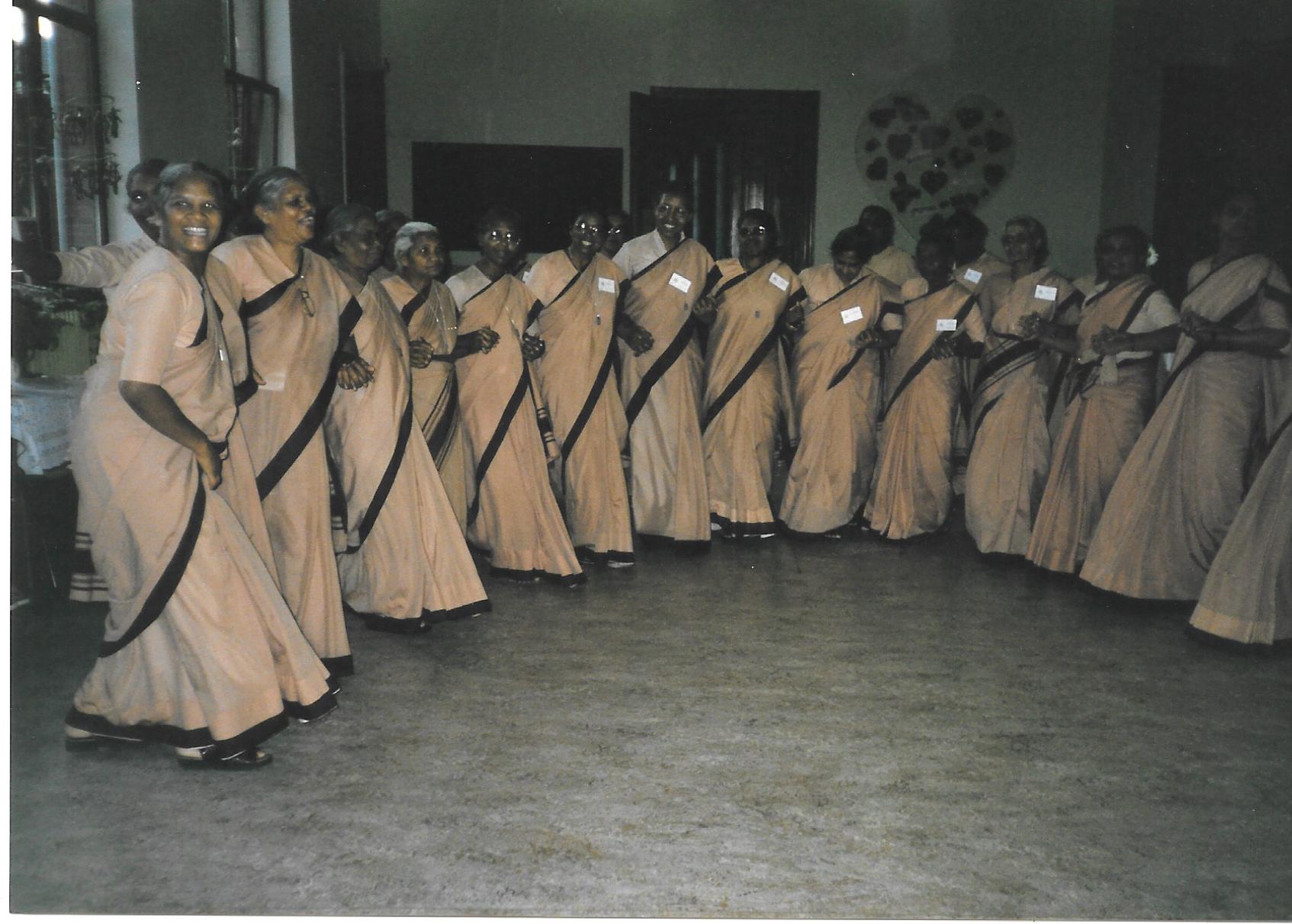 18 Indian delegates dancing